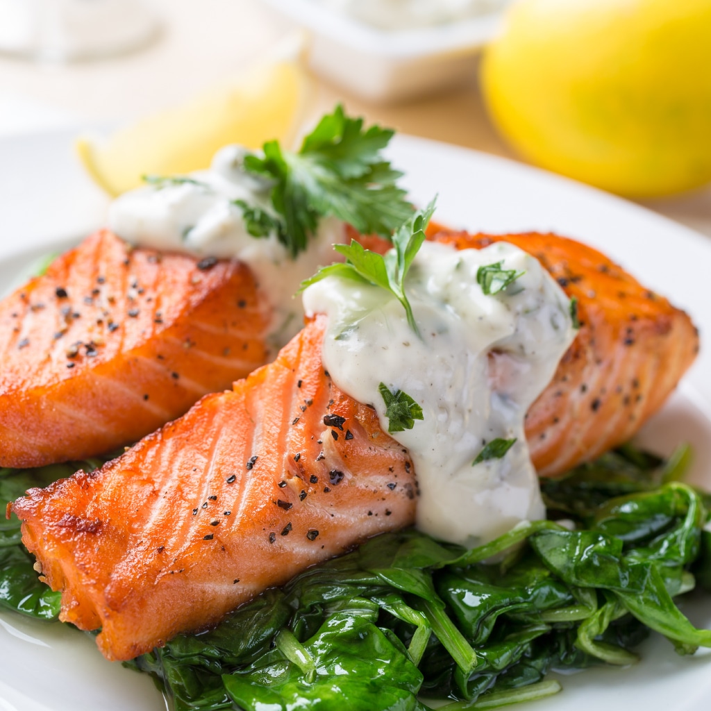 Salmon con salsa de mayonesa y yogurt